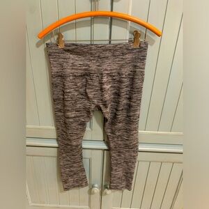 Itzon capri leggings, worn lightly/great condition. Grey/black, size small.